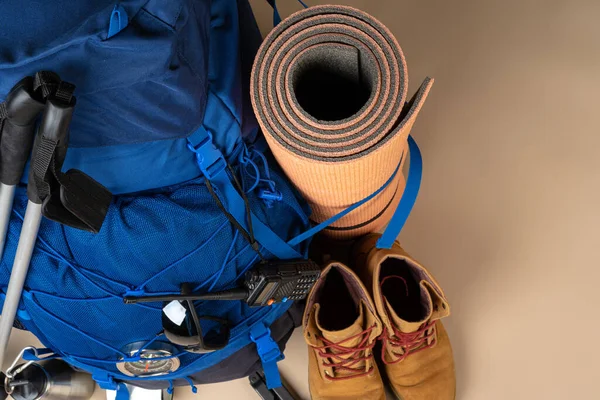 Blue backpack and hiking boots. Mountain gear close up — Stock Photo, Image