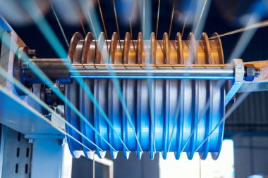 Elektrik kabloları ve optik fiberler üreten modern bir fabrikanın içinde. .Kablo üretim makinesi parçası.