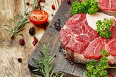 Baharatlı ızgara için çiğ et dilimi.