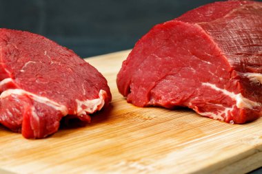 Tahtada çiğ et filetosu dilimi