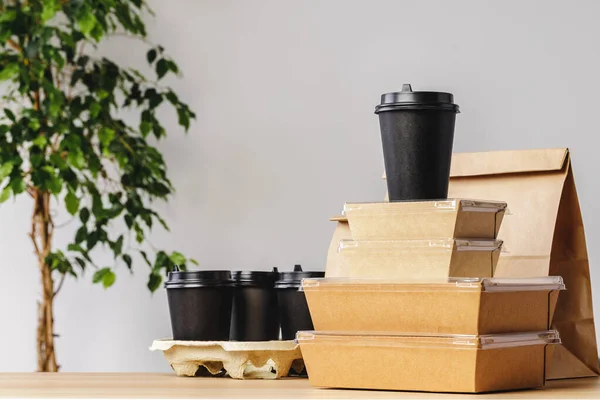 Variedade de vários recipientes de entrega de alimentos na mesa — Fotografia de Stock