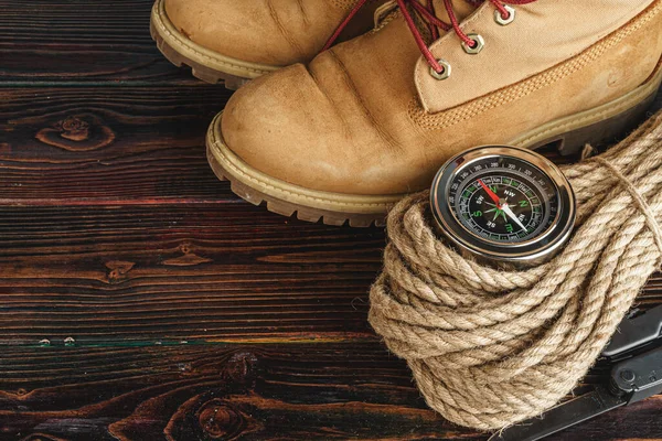 Botas de montanha e equipamento de caminhada em tábuas de madeira — Fotografia de Stock