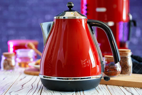 Red kettle on kitchen table close up — Stock Photo, Image