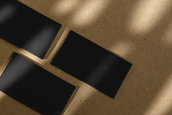 Mantar masasında siyah kartvizitler — Stok fotoğraf