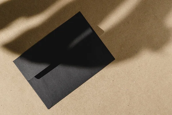 Mantar panoda yaprak gölgesi olan zarflar