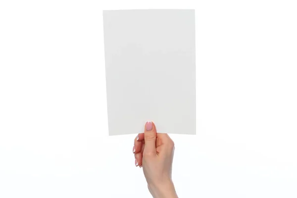 Weibliche Hand hält leeres weißes Blatt Papier isoliert auf weiss — Stockfoto