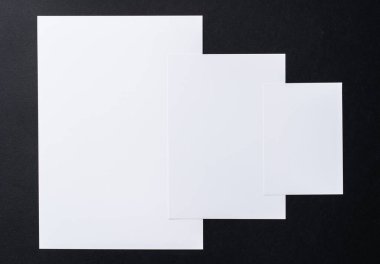 Siyah arka planda beyaz, boş kartvizitler