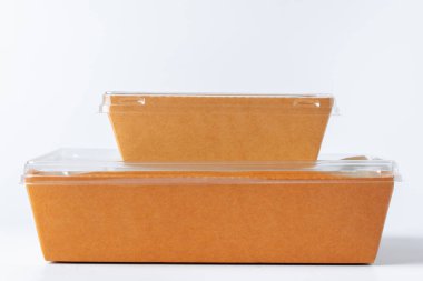 Karton kahverengi yiyecek paketi beyaz arka planda izole edildi