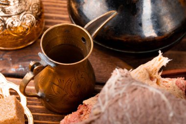 Türk metal sofra takımı ahşap masaya yakın.