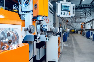 Yeni elektrik kablosu üreten fabrikanın içinde. Kablo üretimi.