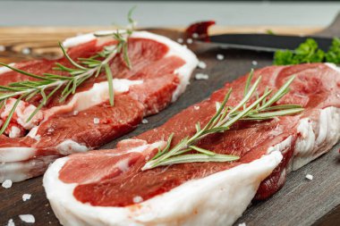 Tahtada otlu çiğ et bifteği.