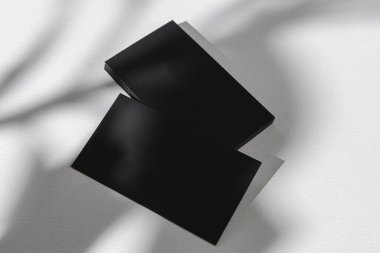 Kağıt arkaplanda iş kartıyla yeşillik gölgesi