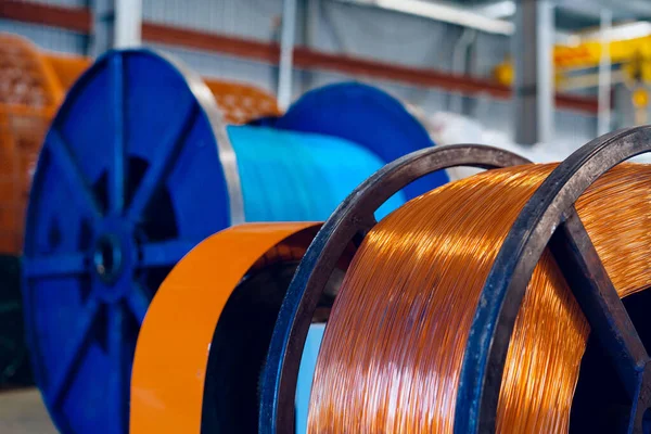 Production de fil de cuivre, câble en bobines à l'usine. Usine de câbles. — Photo