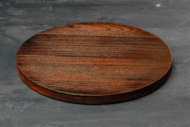 Taş masa zemininde tahta bir daire çiz