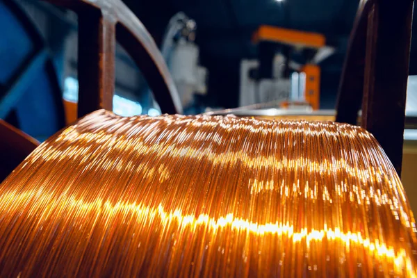 Rézhuzal, kábel gyártása tekercsben a gyárban. Kábelgyár. — Stock Fotó