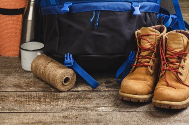 Mavi sırt çantası ve yürüyüş botları. Dağ teçhizatı