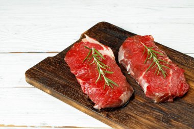 Tahtada biberiyeli barbekü dana bifteği.