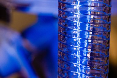 Endüstriyel fabrikadaki plastik hortumu kapat.