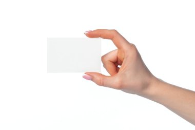 Beyaz üzerine izole edilmiş beyaz kartviziti olan kadın eli.