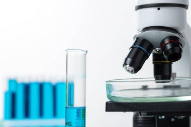 Renkli test tüpleriyle laboratuvar mikroskobu kapat