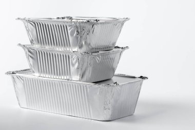 Beyaz arka planda servis yemeği olan folyo yemek kutusu