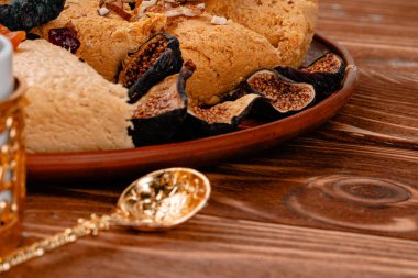 Türk Arap tatlıları gümüş tabakta yakın plan