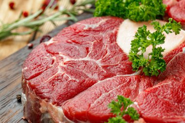 Baharatlı ızgara için çiğ et dilimi.