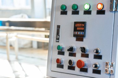 Endüstriyel üretim fabrikasının kontrol panelini kapatın.