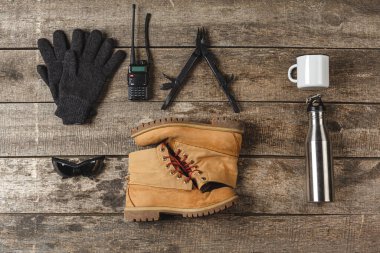 Yürüyüş için seyahat ekipmanlarının fotoğrafını çek.