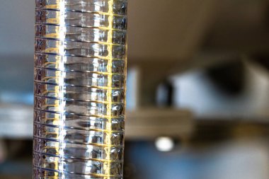 Endüstriyel fabrikadaki plastik hortumu kapat.