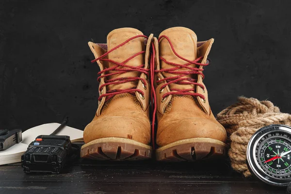 Conjunto de equipamentos para o viajante, incluindo botas de caminhada e walki-talkie — Fotografia de Stock