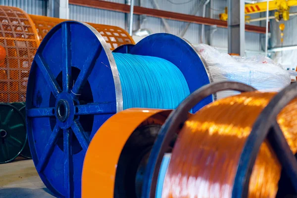 Producción de alambre de cobre, cable en carretes en la fábrica. Fábrica de cable . — Foto de Stock