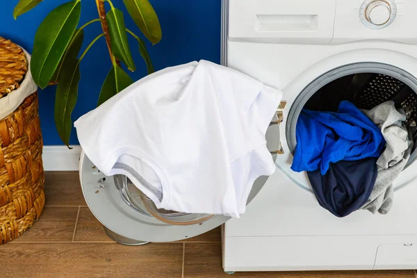 Cuarto de lavado. Primer plano de la lavadora — Foto de Stock