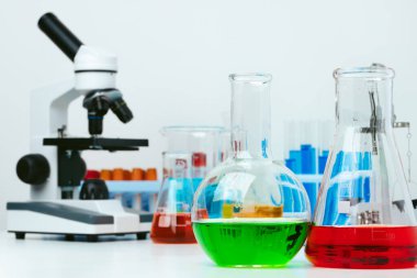 Mikroskoplu bilim laboratuarı ve numuneli test tüpleri, fotoğrafı kapatın.