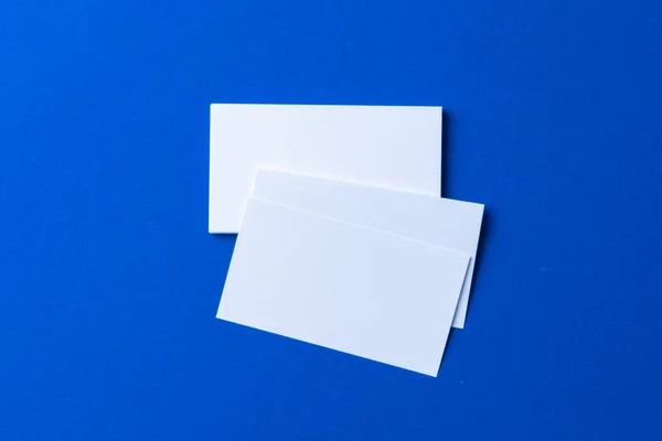 Κενό χαρτί επιχείρηση mock up σε κλασικό μπλε φόντο — Φωτογραφία Αρχείου