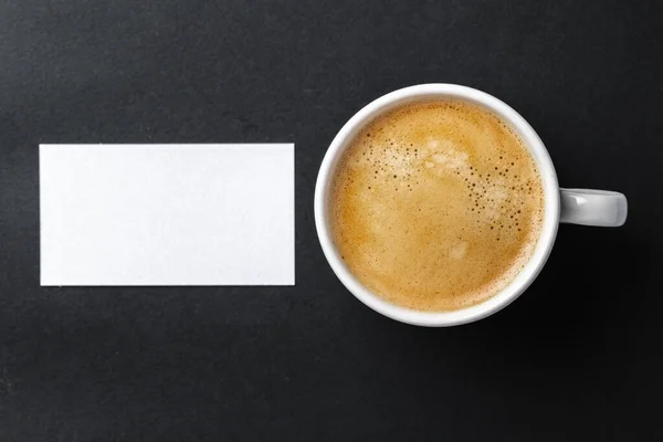 Vue du dessus de la tasse avec expresso et modèle de carte de visite blanche — Photo