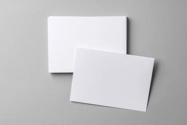 Pracovní maketa up karty s kopírovacím prostorem na šedé — Stock fotografie