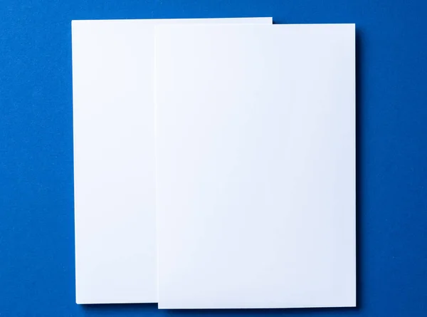 Üres papír üzlet gúnyolódik a klasszikus kék háttér — Stock Fotó