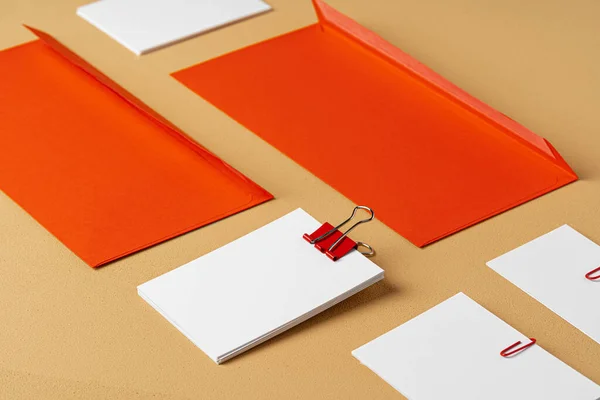 Papel de marca em branco vermelho e branco sobre fundo bege — Fotografia de Stock