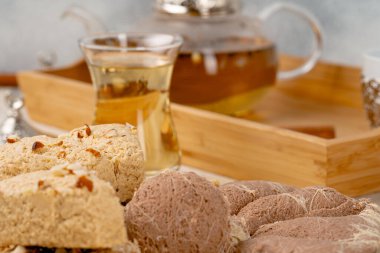Cam bardakta çay ile Türk helvası