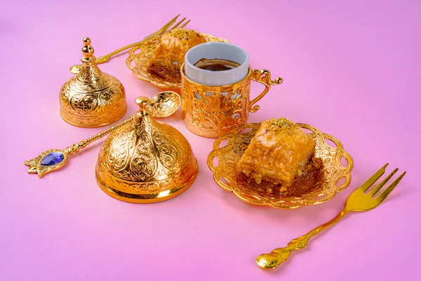 ピンクのコーヒーとトルコのデザートのバクラバのカップ — ストック写真