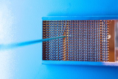 Elektrik kabloları ve optik fiberler üreten modern bir fabrikanın içinde. .Kablo üretim makinesi parçası.