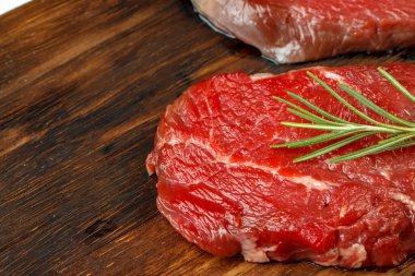 Tahtada biberiyeli barbekü dana bifteği.