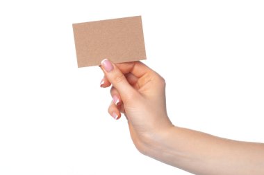 Kadın eliyle yazılmış kağıt kart beyaza izole edilmiş.