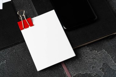 Beyaz iş adamları, siyah kaba bir arkaplanda ataç ile birleştiler.