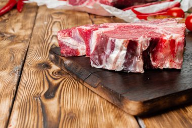 Tahtada otlu çiğ biftek.