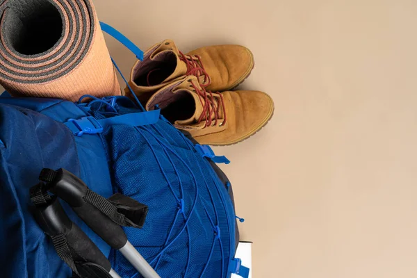 Blauwe rugzak en wandelschoenen. Berguitrusting close-up — Stockfoto