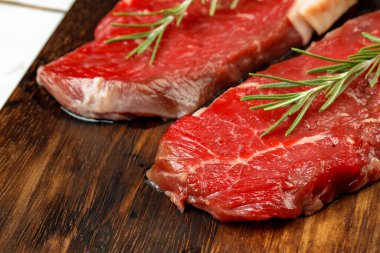 Tahtada biberiyeli barbekü dana bifteği.