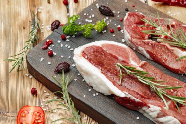 Tahtada otlu çiğ et bifteği.