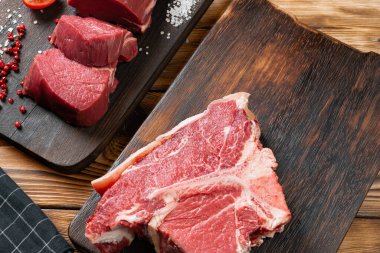 Tahtada otlu çiğ biftek.